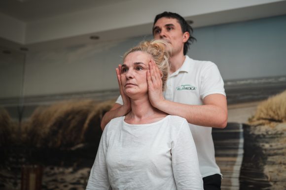 Fizjoterapeuta wykonujący zabieg chiropraktyki. galeria