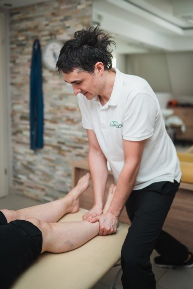 Fizjoterapeuta wykonujący zabieg chiropraktyki. galeria