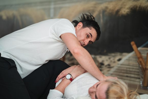Fizjoterapeuta wykonujący zabieg chiropraktyki. galeria
