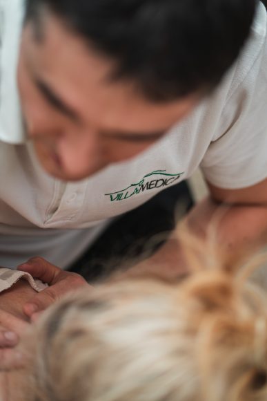 Fizjoterapeuta wykonujący zabieg chiropraktyki. galeria