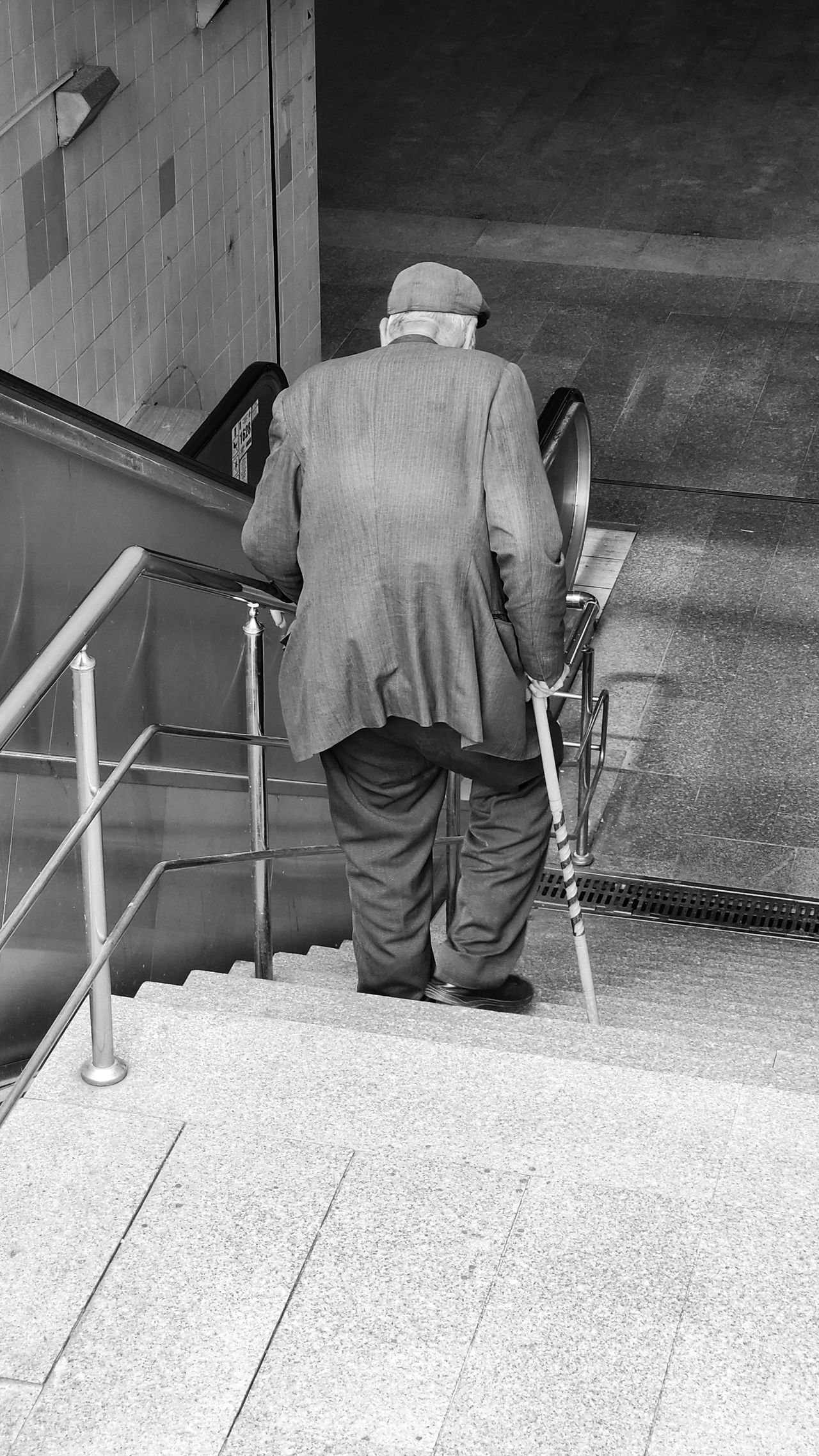 Pacjent po udarze mózgu samodzielnie schodzi po schodach