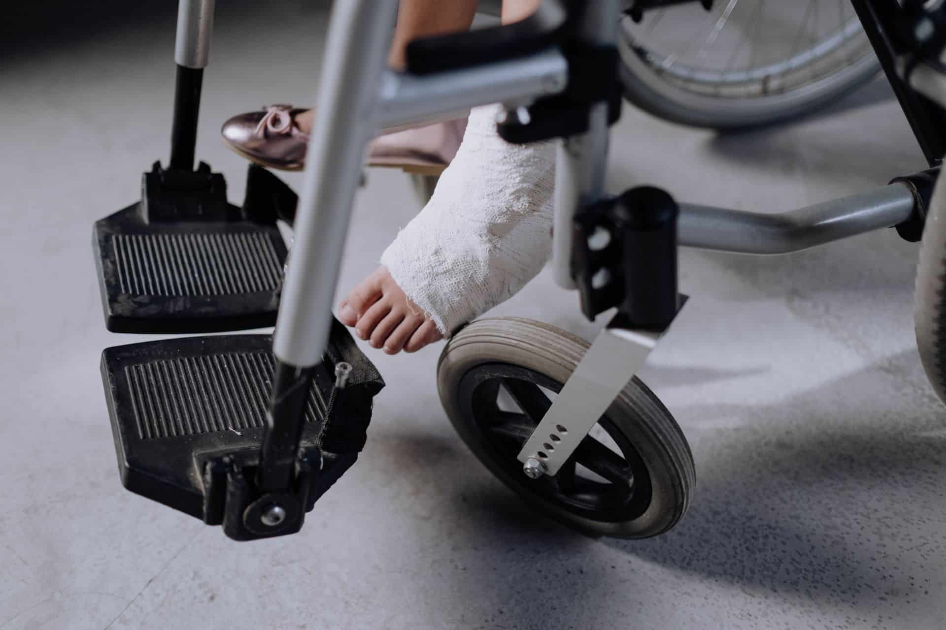 Złamanie osteoporotyczne potrafi nagle odebrać sprawność i niezależność. Profilaktyka i wczesna diagnostyka to najlepsi sprzymierzeńcy mocnych kości.